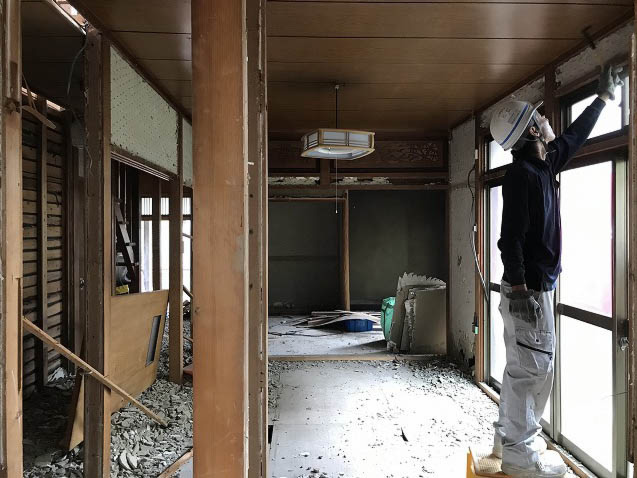 解体中/居間