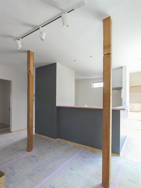 内装工事中／キッチン腰壁