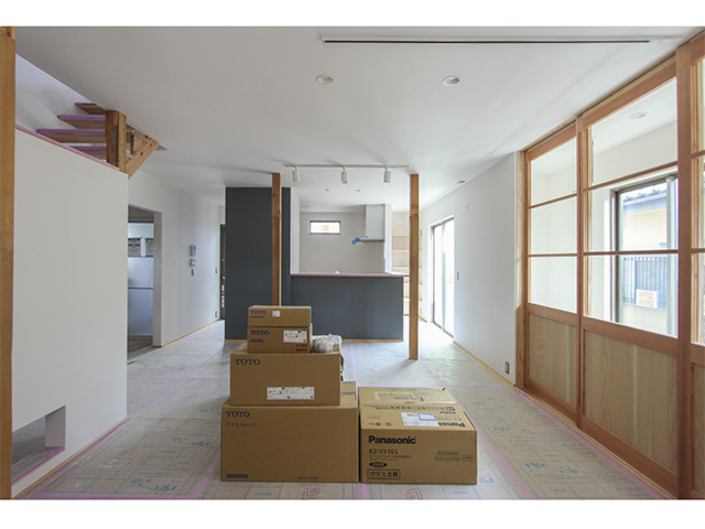内装工事中／建具取り付けなど