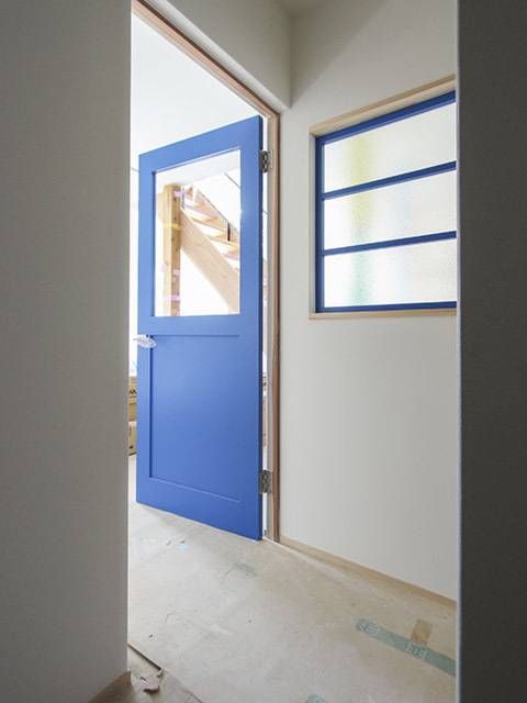 内装工事中／建具塗装